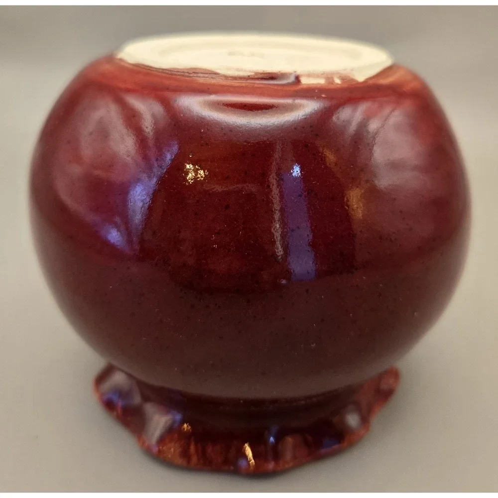 Small Vase Reddish Brown Round With Ruffled Edge‎